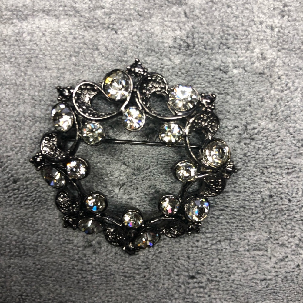 Beautiful Round Brooch - Picture 3 of 4